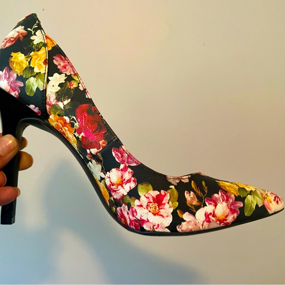 Worn once! 80$ RARE GUESS pumps.These are for a balanced somebody that’s not me!
